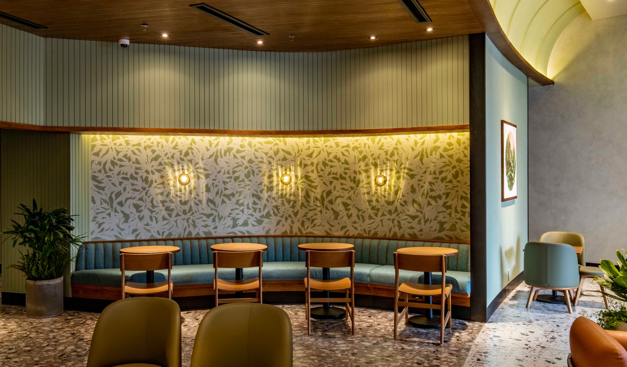 Starbucks New World -  Thiết Kế Thi Công Nội Thất Cùng Khánh Nguyên