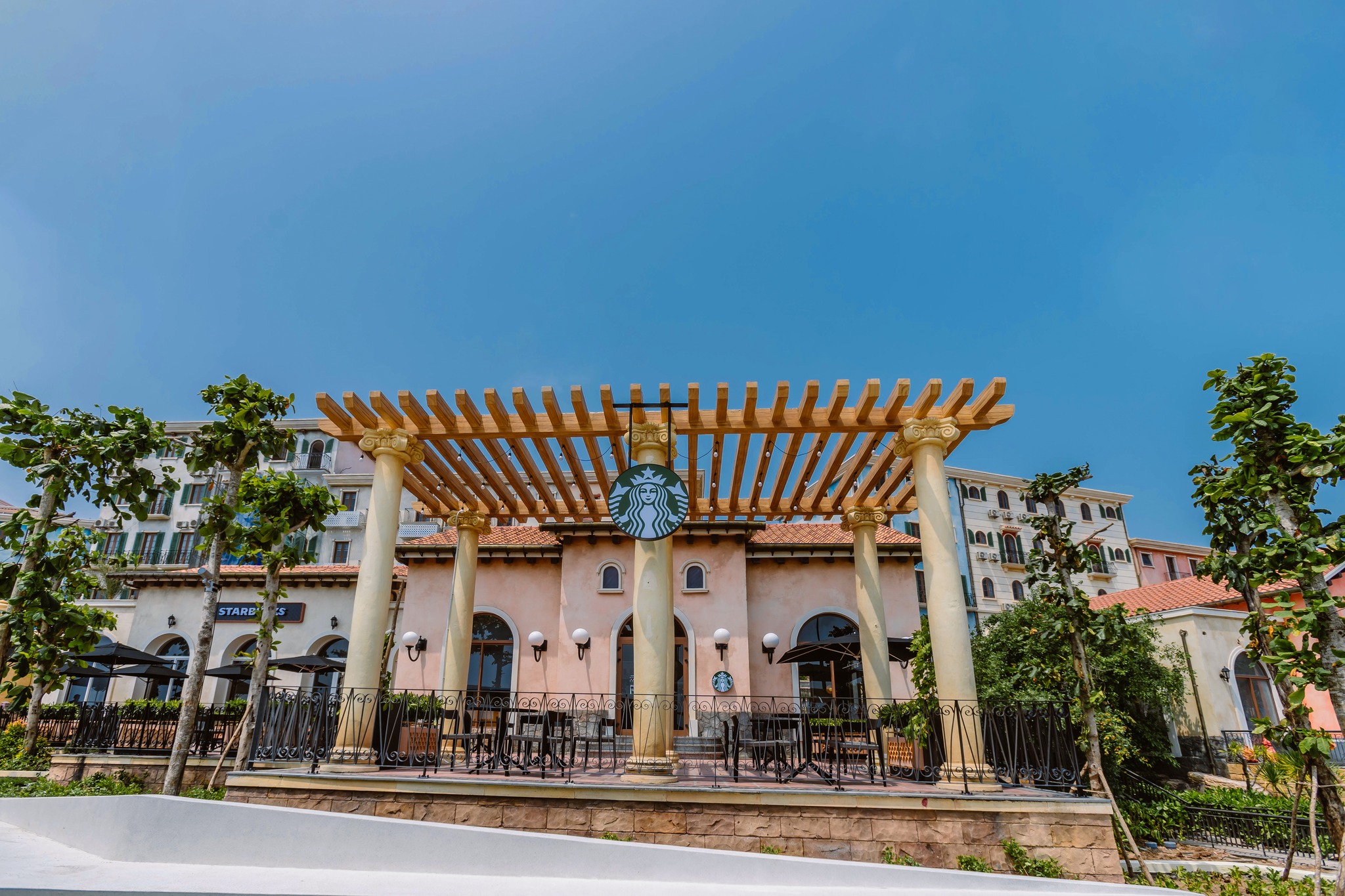 Khánh Nguyên Thiết Kế Và Thi Công Starbucks Beach House Phú Quốc