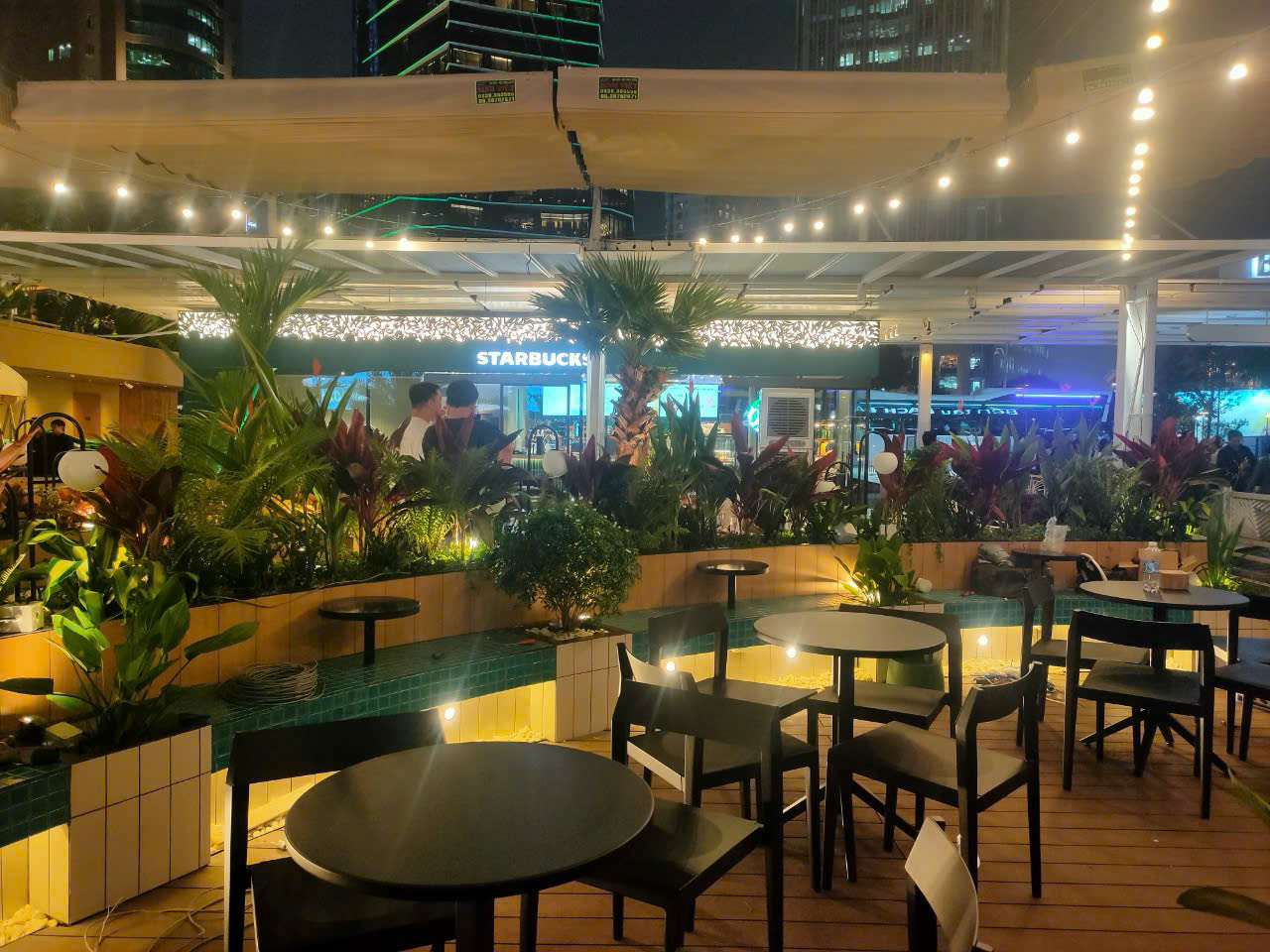 Khánh Nguyên Hoàn Thiện Dự Án Starbucks Bến Bạch Đằng