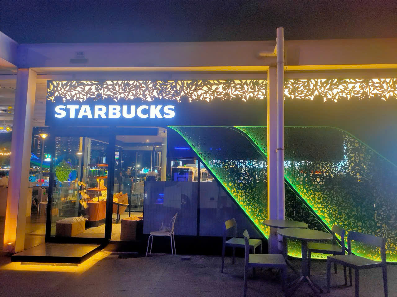 Khánh Nguyên Hoàn Thiện Dự Án Starbucks Bến Bạch Đằng