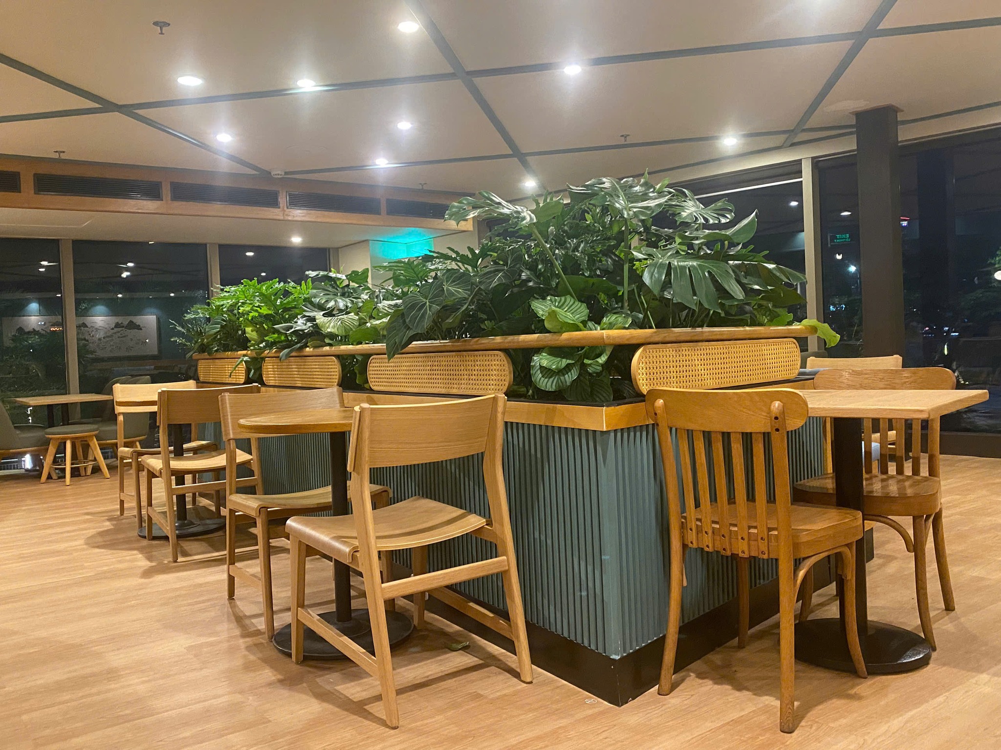 Starbucks Hilton Đà Nẵng – Không Gian Cà Phê Do Khánh Nguyên Thiết Kế & Thi Công